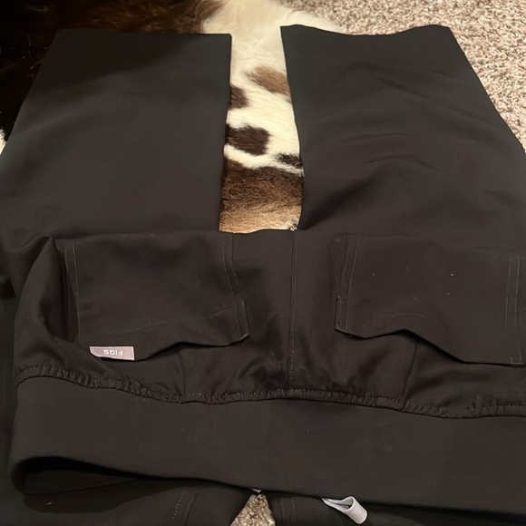 NWOT Figs Livingston pants - Picture 5 of 5